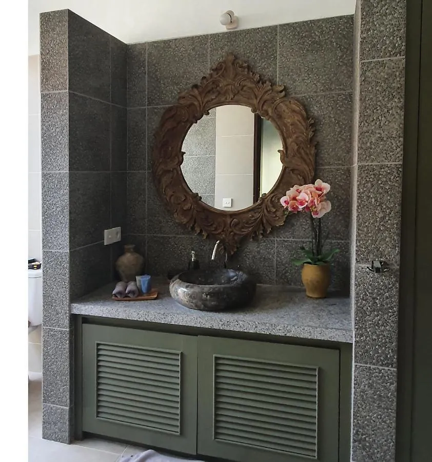 Beautiful Villa Indah 塞米亚克
